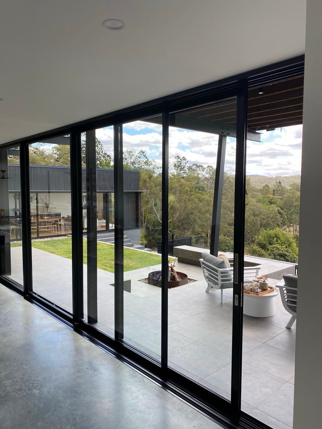 Wall of glass, spotless